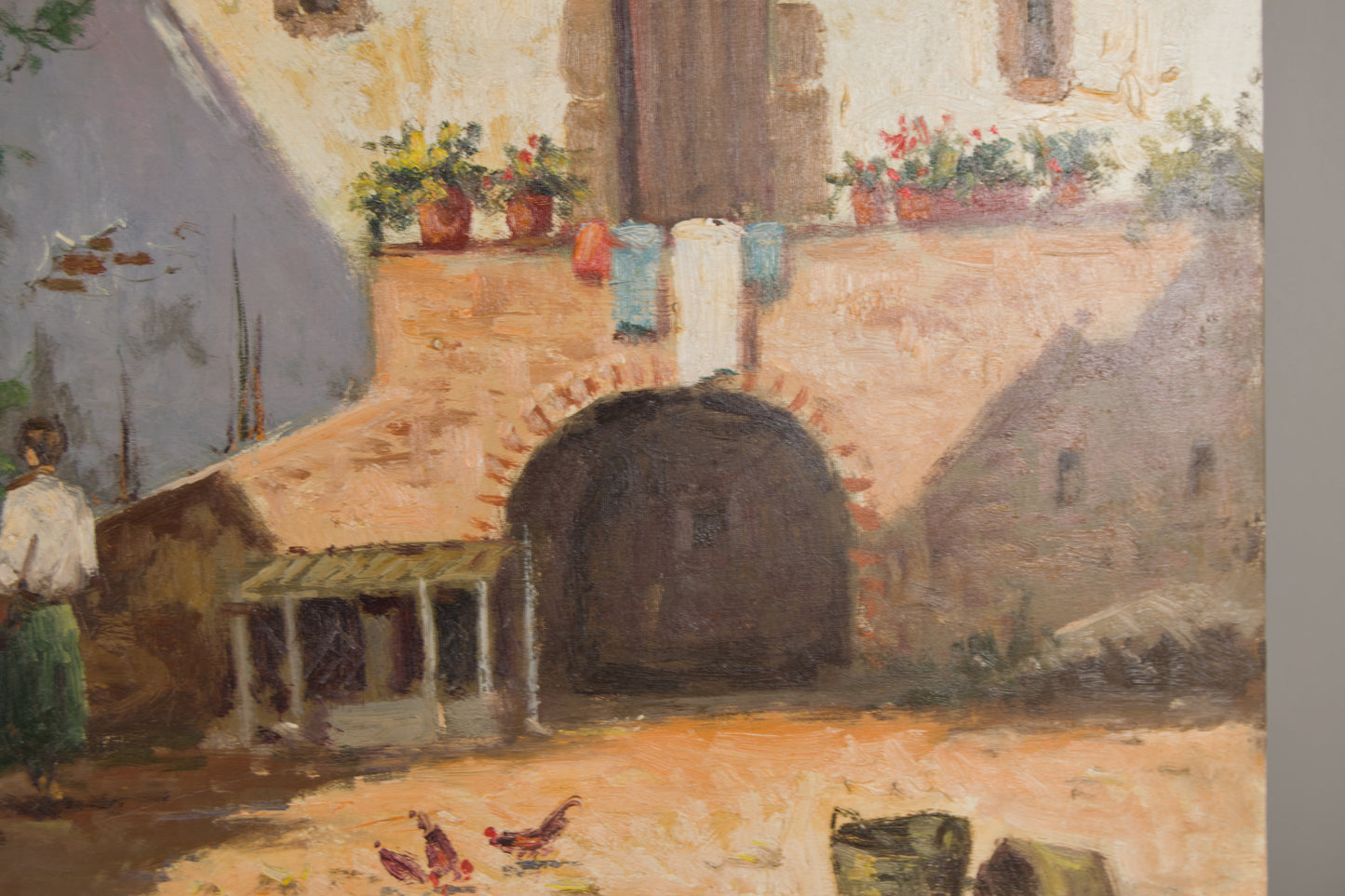 BELTRÁN MESSA | LÄNDLICHER INNENHOF MIT FIGUR UND HÜHNERN | SPANISCHE KOSTÜMBRISTOM | ÖL AUF LEINWAND