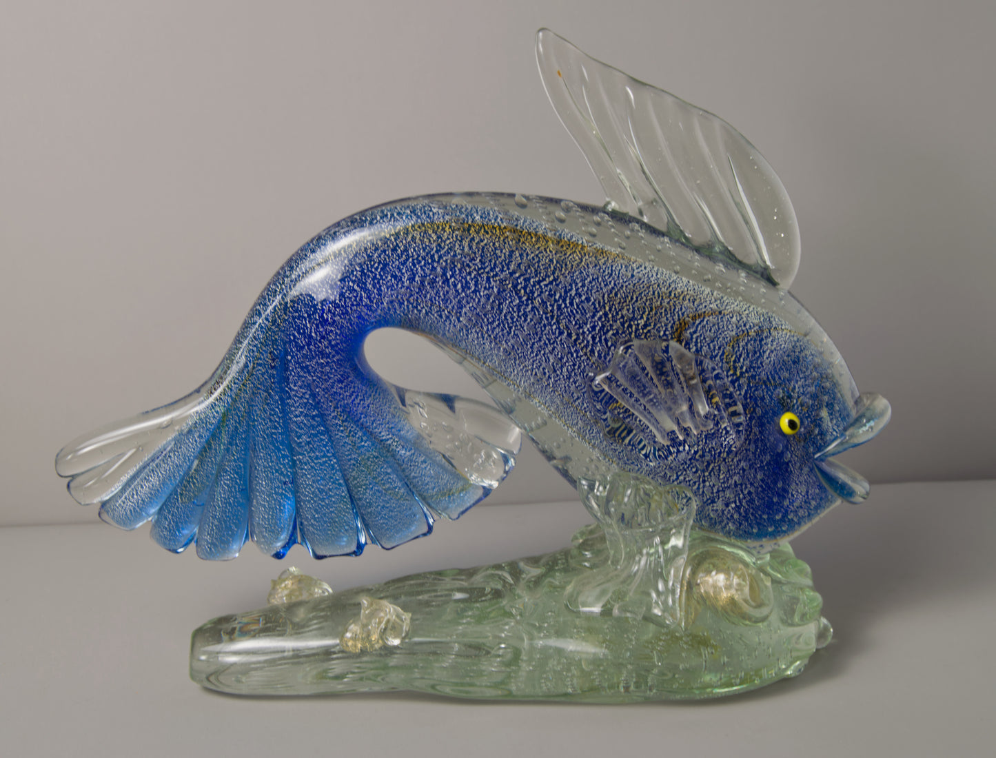 ESCUELA DE MURANO | ESCULTURA DE PEZ "BULLICANTE" CON POLVO DE ORO | MID-CENTURY ITALIANO | CRISTAL MACIZO