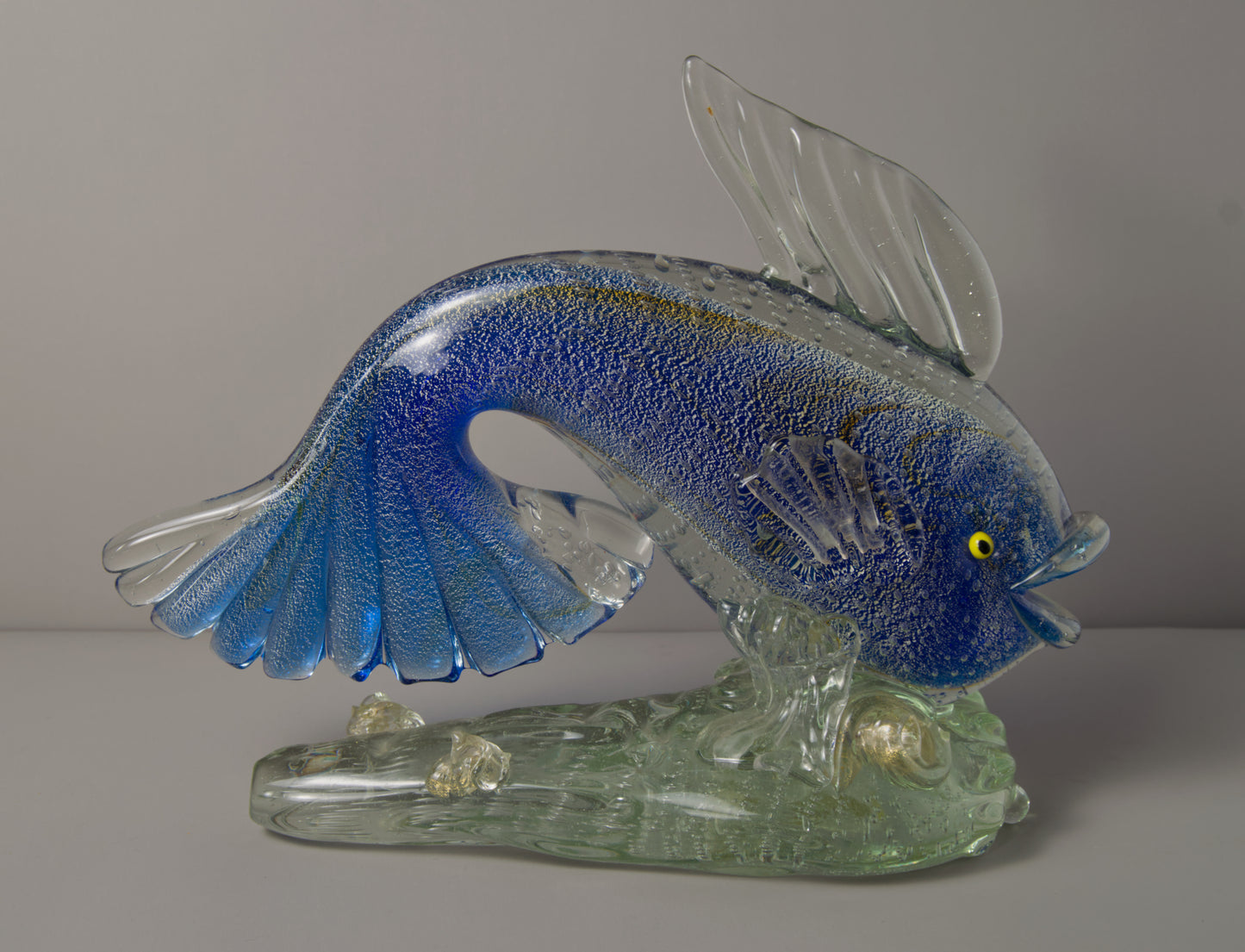 ESCUELA DE MURANO | ESCULTURA DE PEZ "BULLICANTE" CON POLVO DE ORO | MID-CENTURY ITALIANO | CRISTAL MACIZO