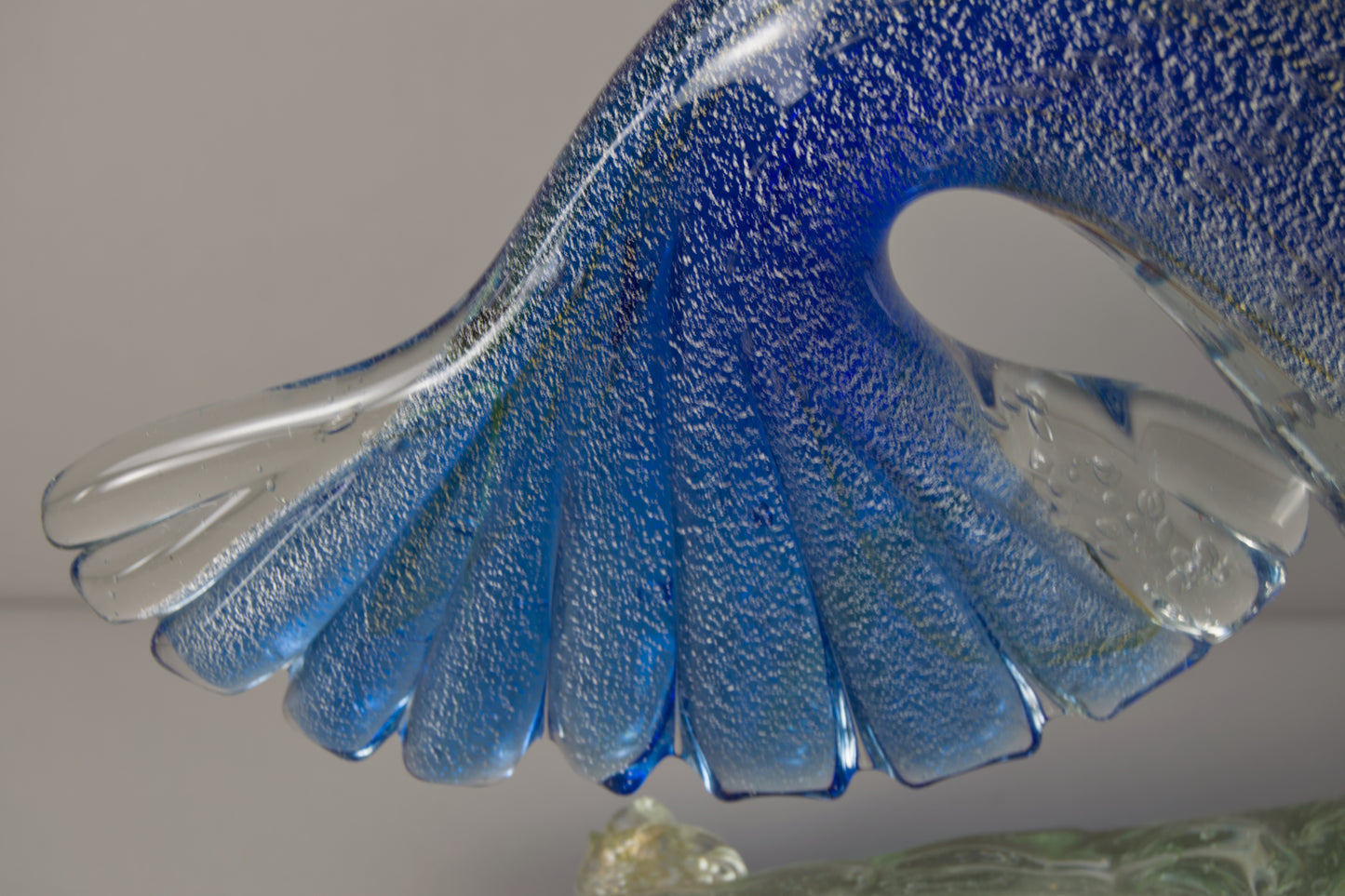 ESCUELA DE MURANO | ESCULTURA DE PEZ "BULLICANTE" CON POLVO DE ORO | MID-CENTURY ITALIANO | CRISTAL MACIZO