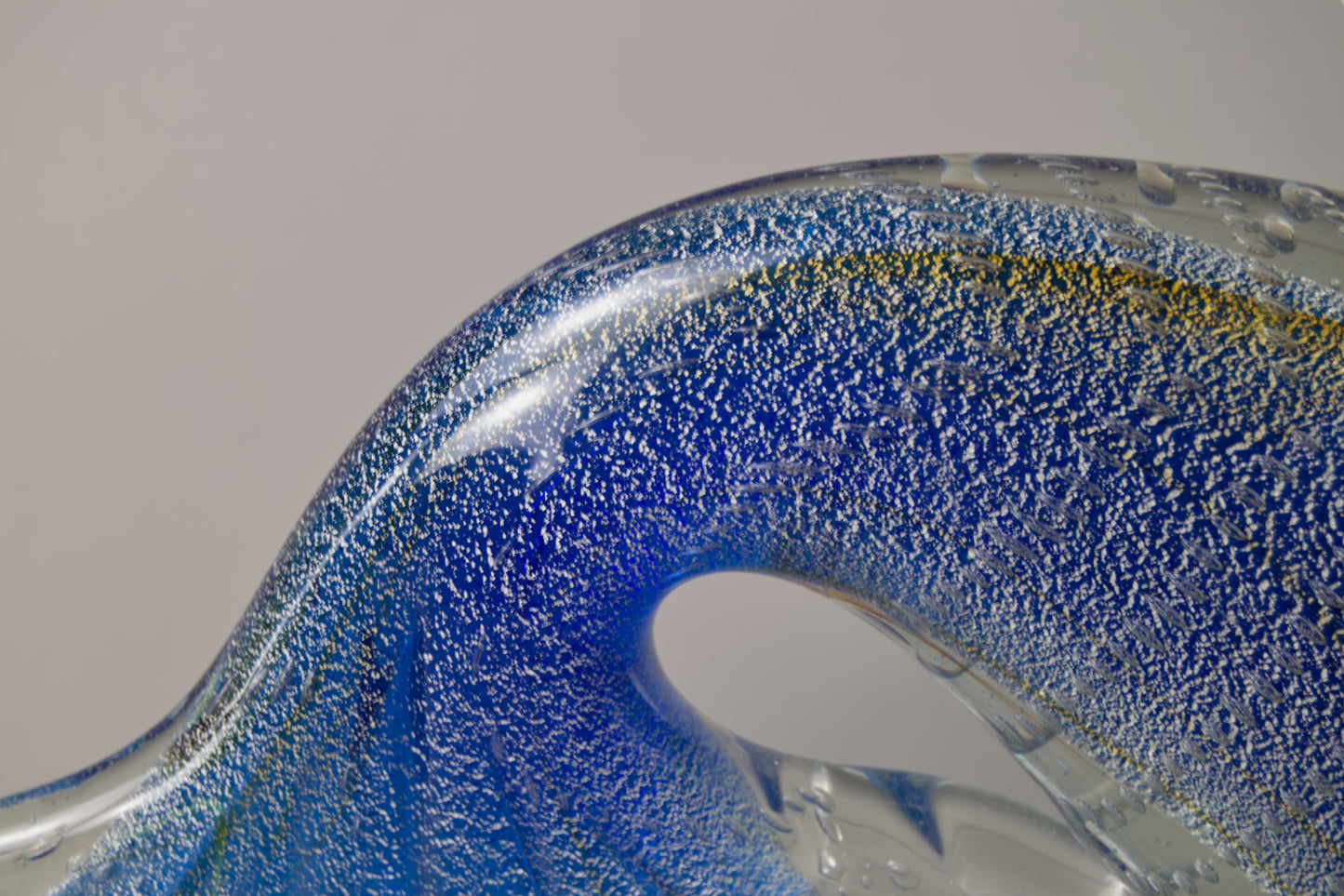 ESCUELA DE MURANO | ESCULTURA DE PEZ "BULLICANTE" CON POLVO DE ORO | MID-CENTURY ITALIANO | CRISTAL MACIZO