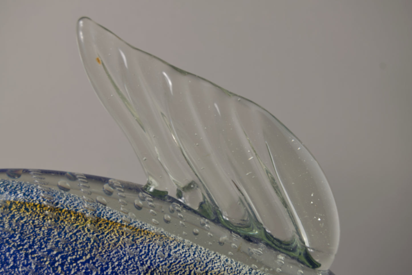 ESCUELA DE MURANO | ESCULTURA DE PEZ "BULLICANTE" CON POLVO DE ORO | MID-CENTURY ITALIANO | CRISTAL MACIZO