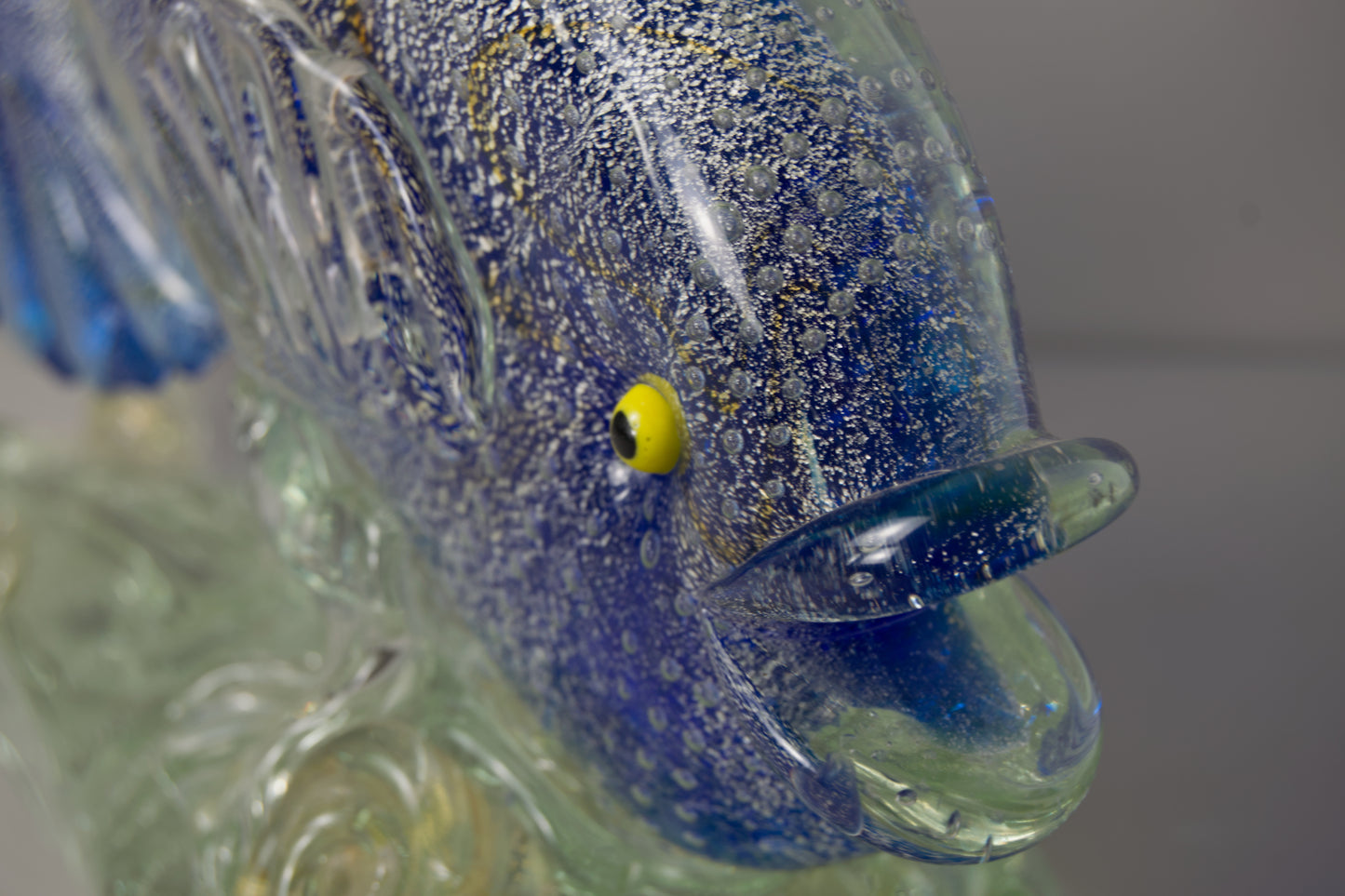 ESCUELA DE MURANO | ESCULTURA DE PEZ "BULLICANTE" CON POLVO DE ORO | MID-CENTURY ITALIANO | CRISTAL MACIZO